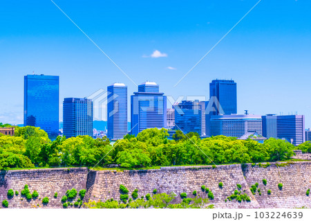 新緑の大阪ビジネスパークと大阪城公園 新緑の大阪ビジネスパークと大阪城公園 103224639