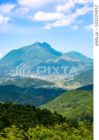 湯布院盆地と新緑の由布岳 湯布院盆地と新緑の由布岳 103224652