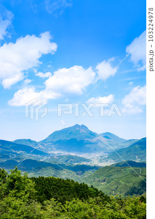 蛇越展望台からの由布岳と湯布院盆地の眺望 103224978