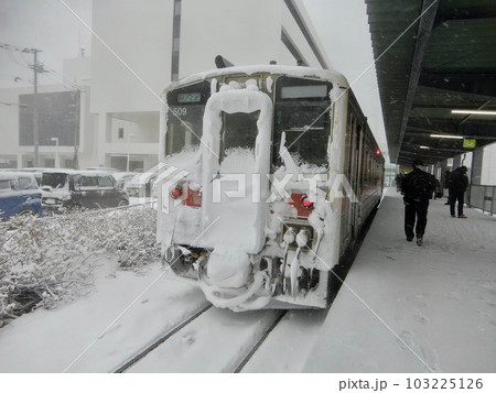 雪国を走る電車 103225126