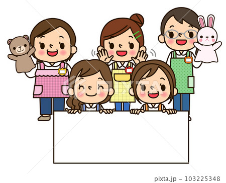 看板を持ったスーパーの女性店員 103225348