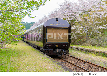 嘉例川駅に停車する「ななつ星」 103226099