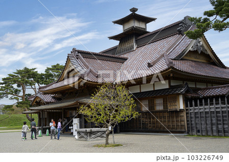 函館 五稜郭公園内の箱館奉行所 103226749