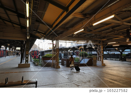レトロ感漂う門司港駅の改札を抜けたところ レトロ感漂う門司港駅の改札を抜けたところ 103227582