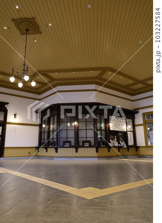 レトロ感漂う門司港駅舎内 レトロ感漂う門司港駅舎内 103227584