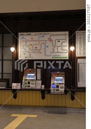 レトロ感漂う門司港駅舎内 103227587