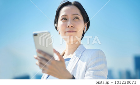 スマートフォンを手にする女性 スマートフォンを手にする女性 103228073
