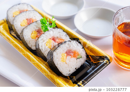 食品トレーに並んだ海鮮巻き 103228777