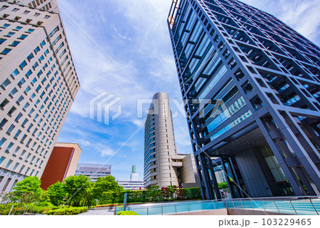春の休日の青空に映える大阪ビジネスパークの高層ビル 103229465