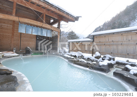 雪積もる旅館の露天風呂｜白濁の温泉 103229681