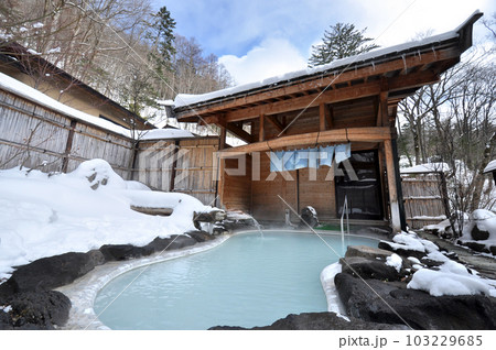 雪積もる旅館の露天風呂｜白濁の温泉 103229685