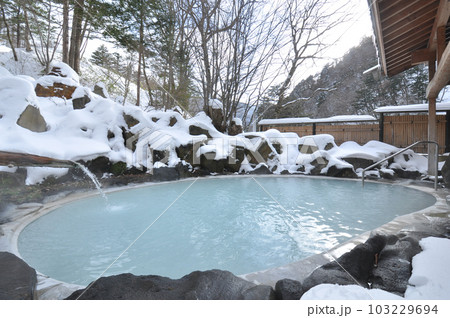 雪が積もる冬の露天風呂、白濁の温泉 雪が積もる冬の露天風呂、白濁の温泉 103229694