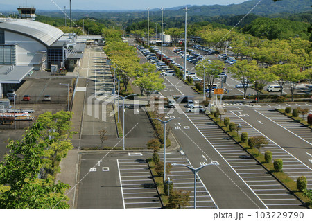 広大な敷地の空港駐車場 103229790