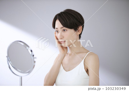 小じわが気になるミドル女性 103230349