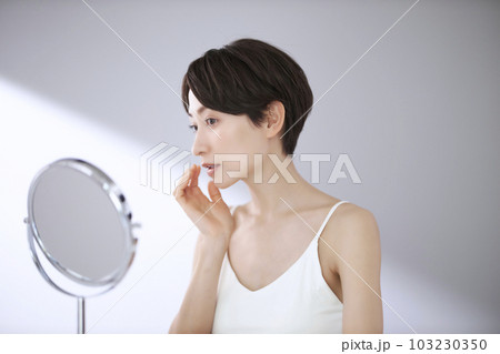 小じわが気になるミドル女性 103230350