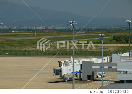空港施設のボーディングブリッジ 空港施設のボーディングブリッジ 103230436