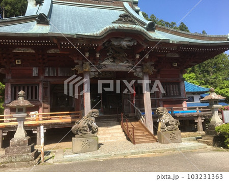 晩春の朝、屋根の緑青が美しい安房鴨川大山不動尊不動堂 晩春の朝、屋根の緑青が美しい安房鴨川大山不動尊不動堂 103231363
