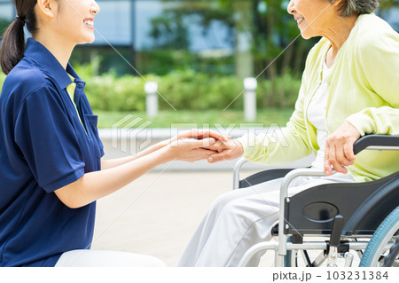 車椅子のシニアの女性と介護福祉士　撮影協力「LINK FOREST」 103231384