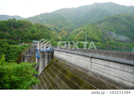 須賀川ダム（重力式コンクリートダム） 103231394