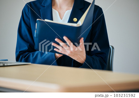 手帳を見る若い女性弁護士 103231592