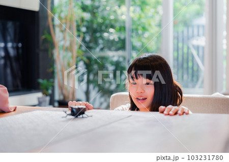 昆虫の観察をする小学生の女の子 103231780