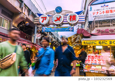日本の東京都市景観 5類移行から2週間近く…上野のアメ横もマ無しの方が増…外国人も続々＝5月21日 103232569
