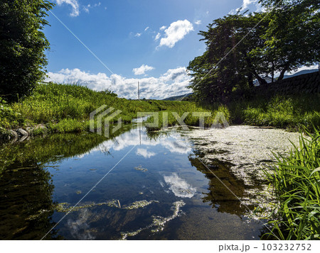 晴れた夏休みの田舎の川の風景 103232752