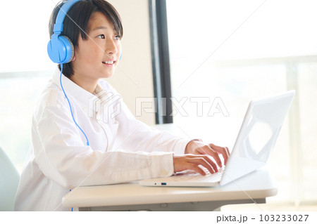 オンラインで勉強をする小学生の男の子 オンラインで勉強をする小学生の男の子 103233027