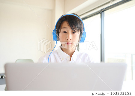 オンラインで勉強をする小学生の男の子 103233152