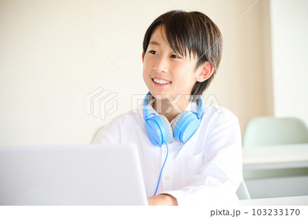 オンラインで勉強をする小学生の男の子 103233170