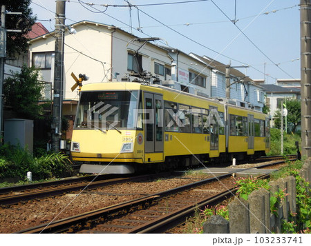 住宅街を走る東急電鉄300系（306-B） 103233741