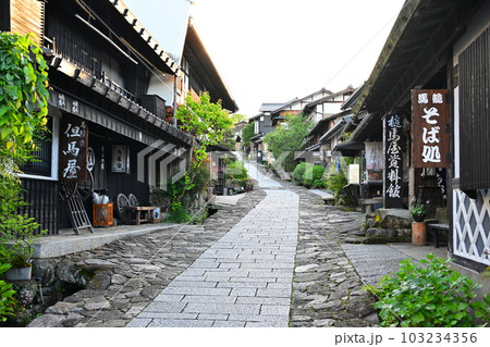 馬籠宿、古い町並みの風景 103234356