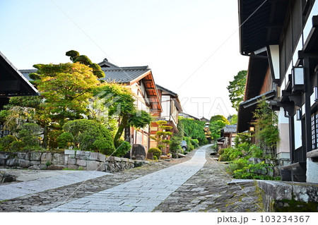 馬籠宿、古い町並みの風景 103234367