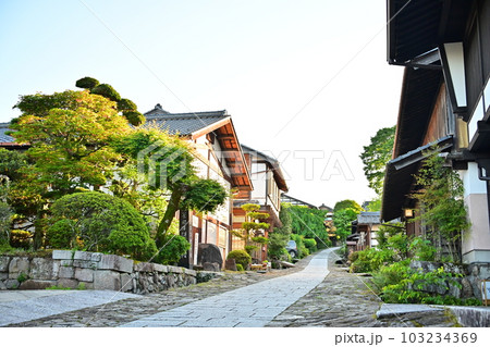 馬籠宿、古い町並みの風景 馬籠宿、古い町並みの風景 103234369