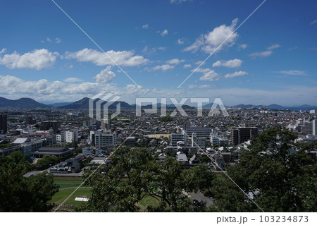 丸亀城天守から見る丸亀市 103234873