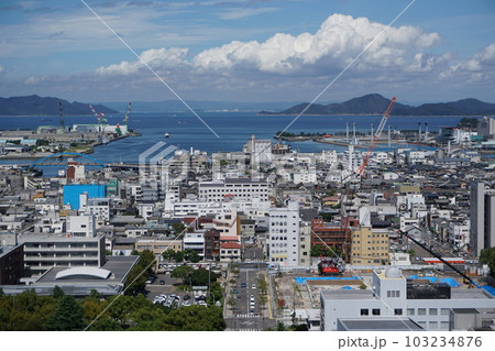 丸亀城天守から見る瀬戸内海 103234876
