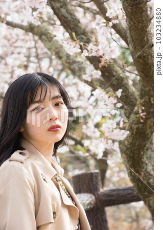 桜と女性 103234880