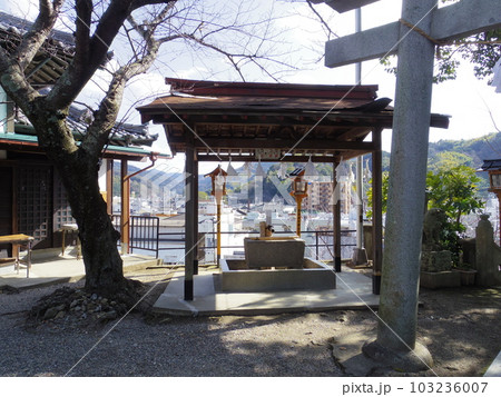 八幡神社手水舎(愛媛県八幡浜市) 八幡神社手水舎(愛媛県八幡浜市) 103236007