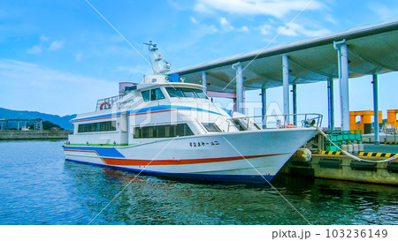 津久見市と保戸島の連絡船 103236149