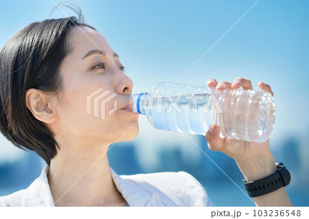 ペットボトルに入った水を飲む女性 ペットボトルに入った水を飲む女性 103236548