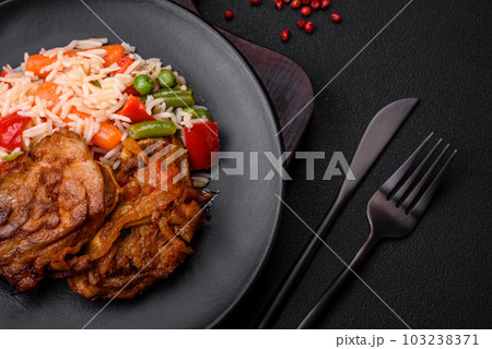 Delicious boiled rice with peppers, peas, asparagus beans and carrots and fried chicken 103238371