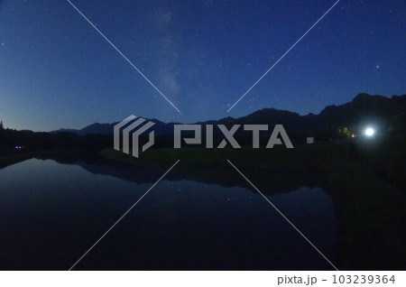北杜市白州町、水田に映る星空と南アルプスの山並み 北杜市白州町、水田に映る星空と南アルプスの山並み 103239364