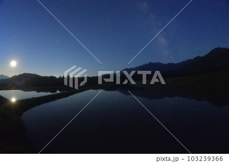 北杜市白州町、水田に映る星空と南アルプスの山並み 北杜市白州町、水田に映る星空と南アルプスの山並み 103239366