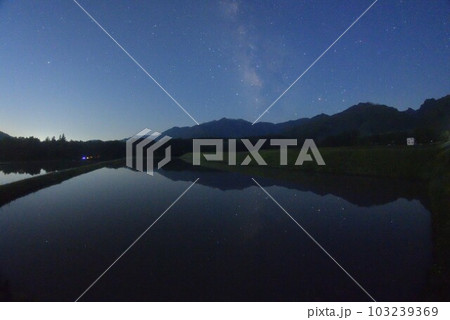 北杜市白州町、水田に映る星空と南アルプスの山並み 北杜市白州町、水田に映る星空と南アルプスの山並み 103239369