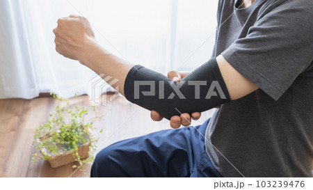 肘サポーターをする男性|関節痛イメージ 肘サポーターをする男性|関節痛イメージ 103239476