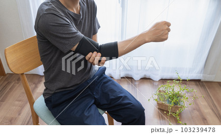 肘サポーターをする男性|関節痛イメージ 肘サポーターをする男性|関節痛イメージ 103239478