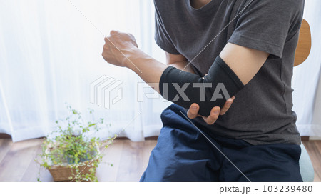 肘サポーターをする男性｜関節痛イメージ 103239480