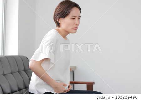 おなかを触り苦しい表情の妊婦1 おなかを触り苦しい表情の妊婦1 103239496