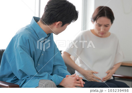 辛い表情の妊婦と心配する夫1 辛い表情の妊婦と心配する夫1 103239498