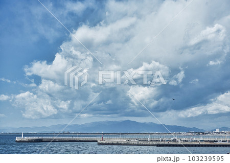 雨が降りそうな空 雨が降りそうな空 103239595
